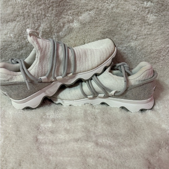 SOREL Women's Kinetic Lace Sneaker Size 7.5 White  Athletic Shoe Comfy - Picture 3 of 8